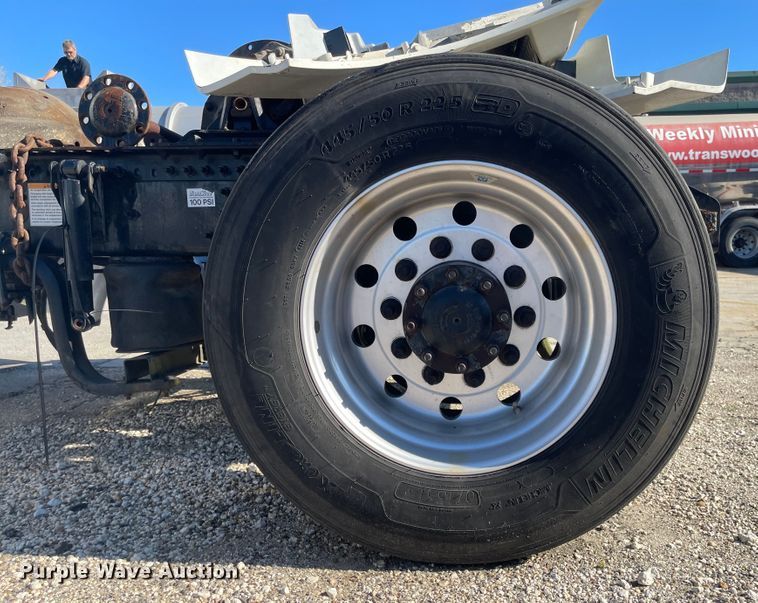 image for item FV9405 2015 Volvo VN Series  semi truck