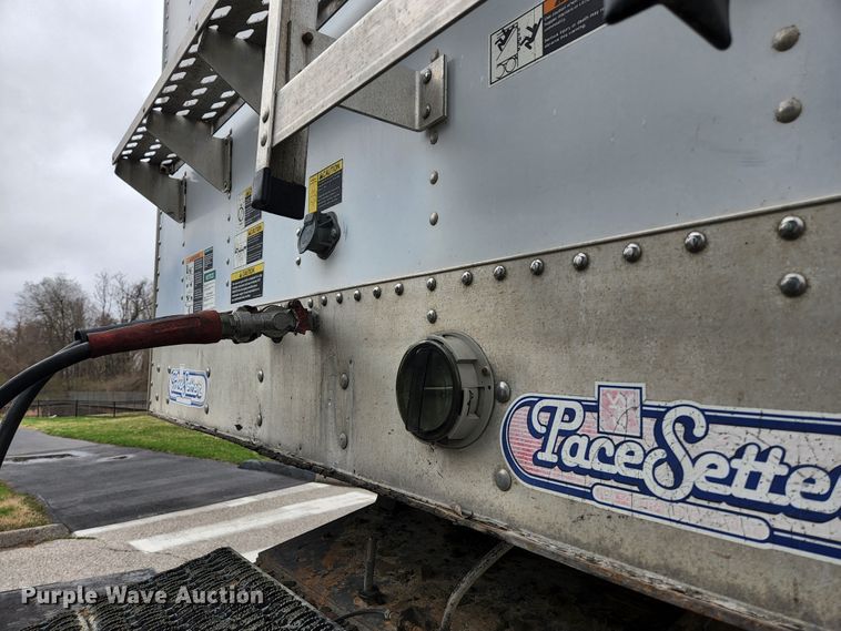 image for item HK9381 2002 Wilson DWH 400  grain trailer