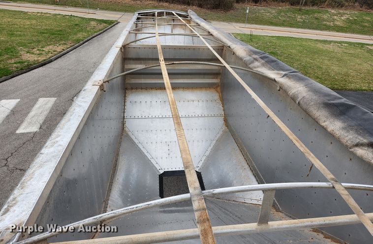 image for item HK9381 2002 Wilson DWH 400  grain trailer