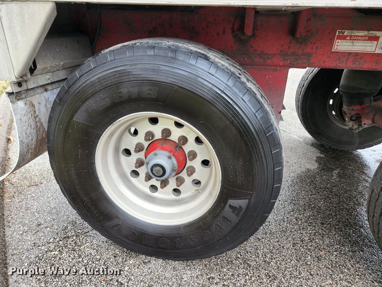 image for item HK9381 2002 Wilson DWH 400  grain trailer