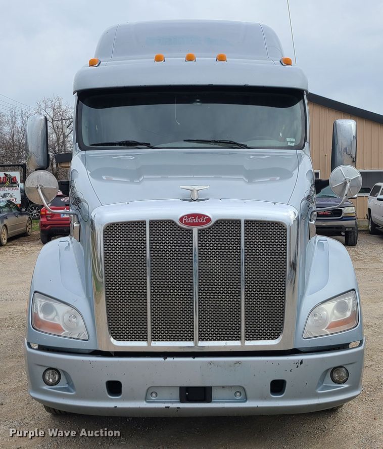 image for item IF9448 2016 Peterbilt 587  semi truck