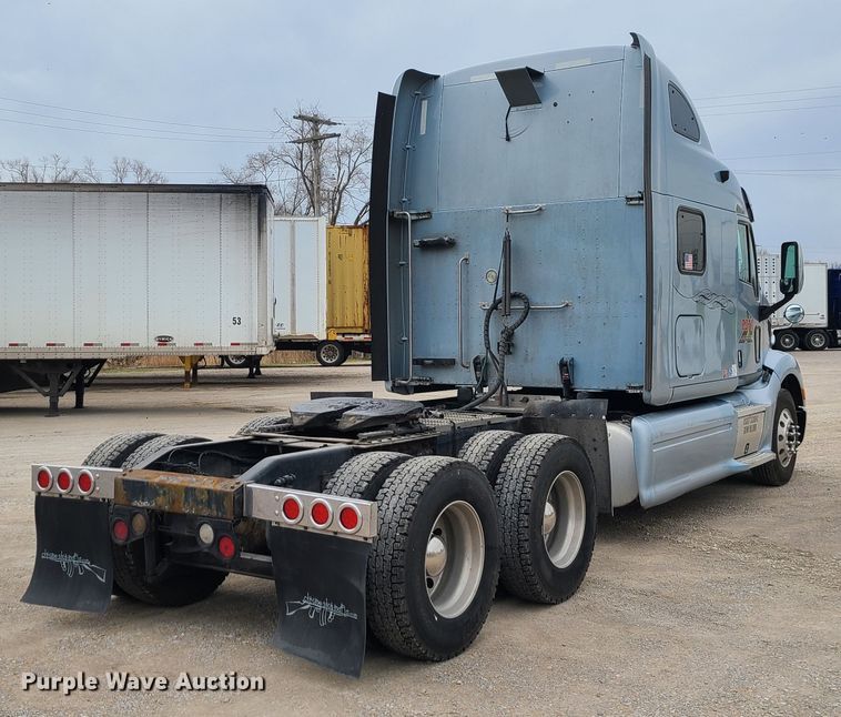 image for item IF9448 2016 Peterbilt 587  semi truck
