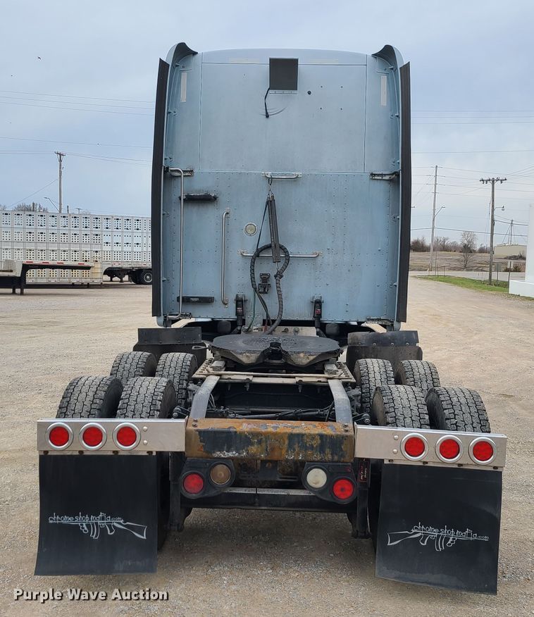 image for item IF9448 2016 Peterbilt 587  semi truck