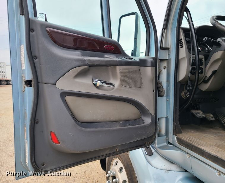 image for item IF9448 2016 Peterbilt 587  semi truck