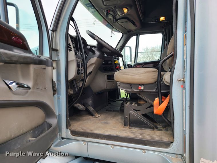 image for item IF9448 2016 Peterbilt 587  semi truck