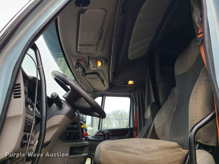 image for item IF9448 2016 Peterbilt 587  semi truck