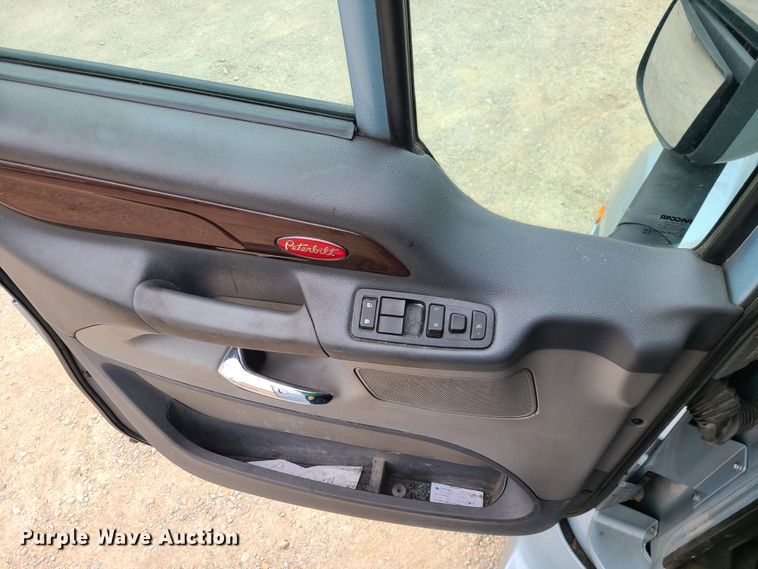 image for item IF9448 2016 Peterbilt 587  semi truck