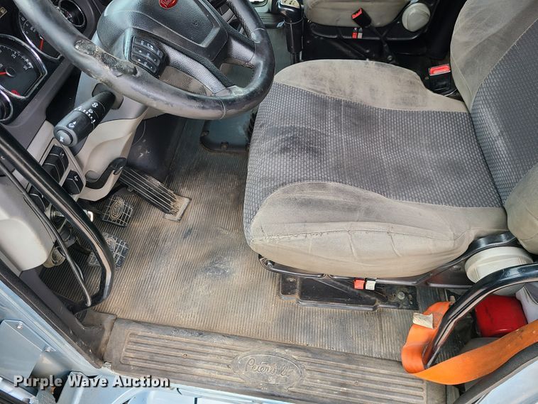 image for item IF9448 2016 Peterbilt 587  semi truck