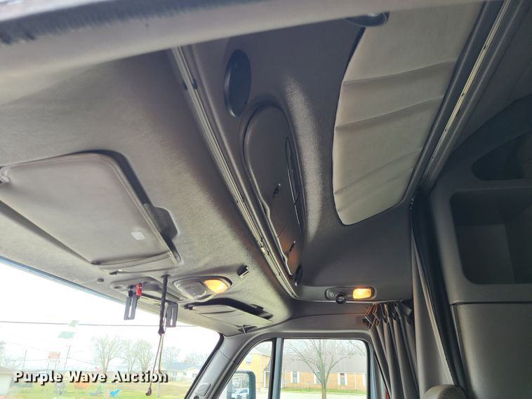 image for item IF9448 2016 Peterbilt 587  semi truck