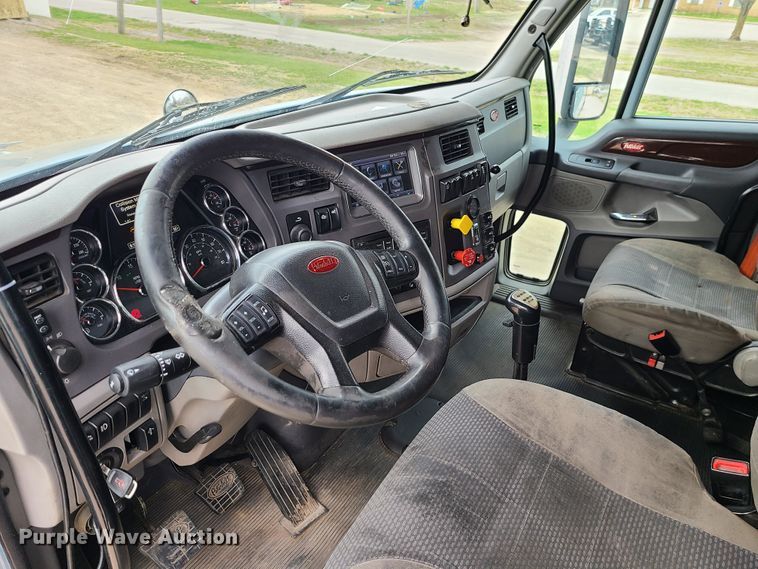 image for item IF9448 2016 Peterbilt 587  semi truck