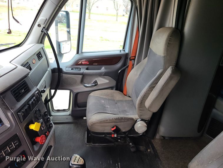 image for item IF9448 2016 Peterbilt 587  semi truck