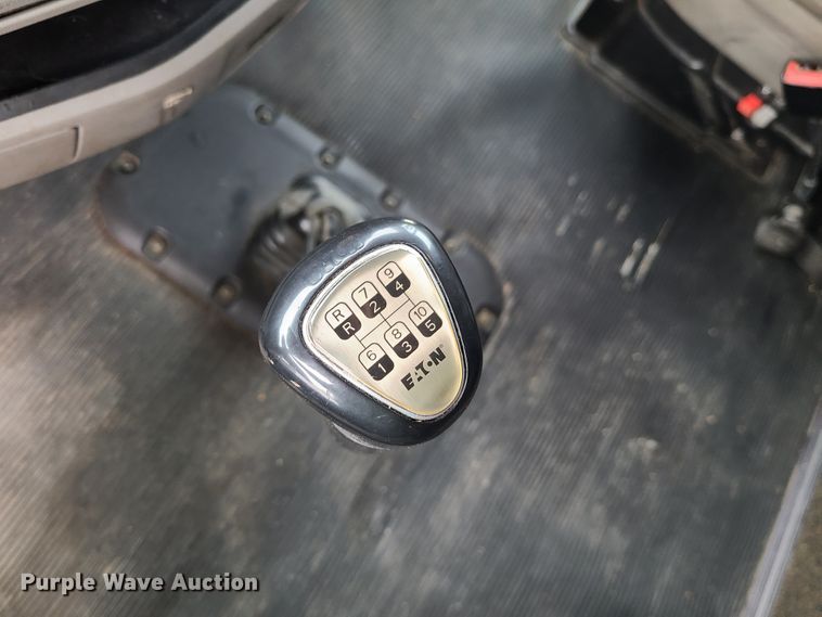 image for item IF9448 2016 Peterbilt 587  semi truck