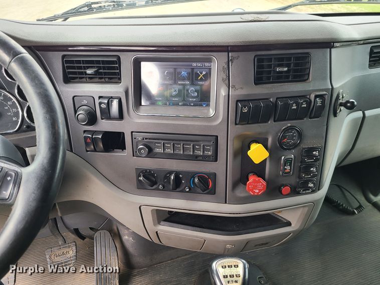 image for item IF9448 2016 Peterbilt 587  semi truck