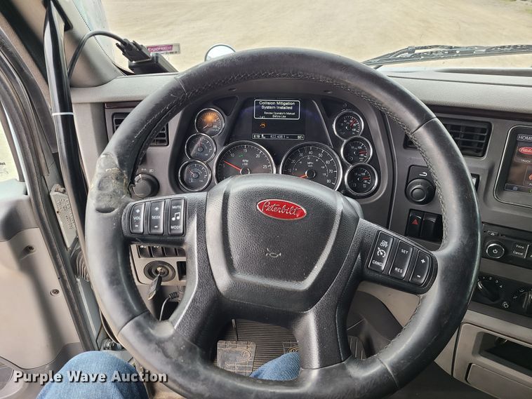 image for item IF9448 2016 Peterbilt 587  semi truck