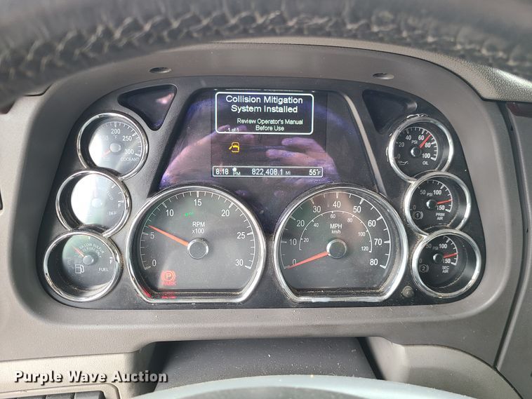 image for item IF9448 2016 Peterbilt 587  semi truck