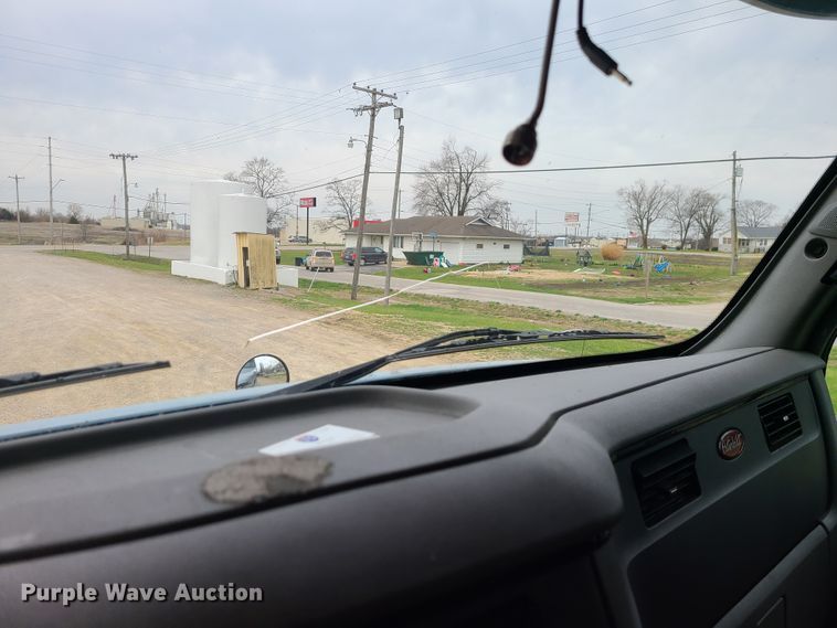 image for item IF9448 2016 Peterbilt 587  semi truck