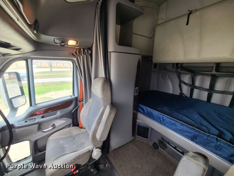 image for item IF9448 2016 Peterbilt 587  semi truck