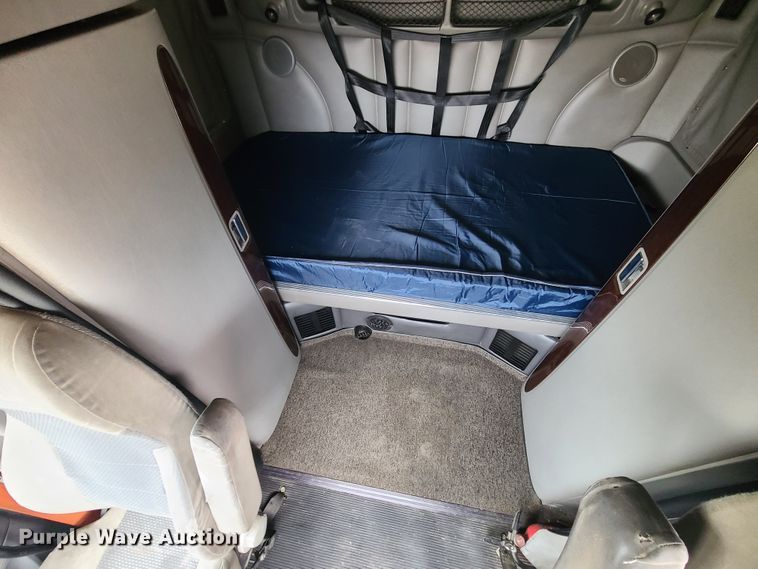 image for item IF9448 2016 Peterbilt 587  semi truck