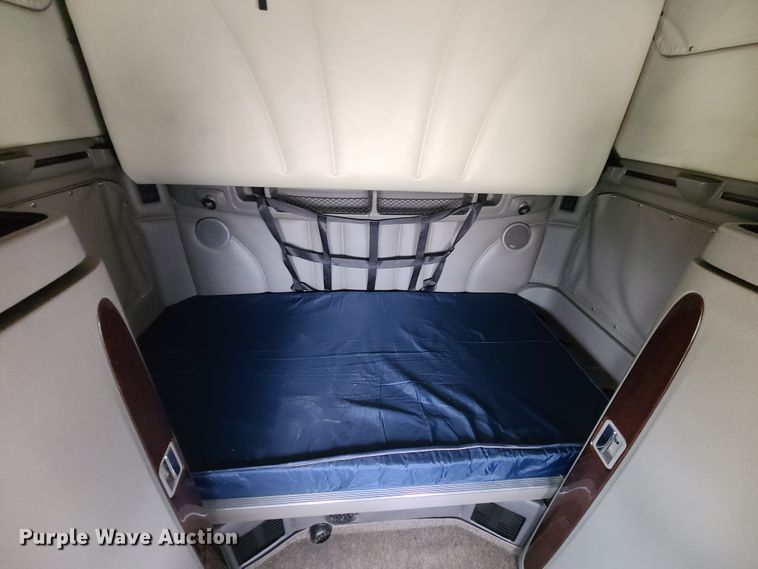 image for item IF9448 2016 Peterbilt 587  semi truck