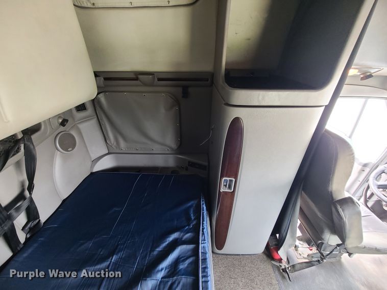 image for item IF9448 2016 Peterbilt 587  semi truck