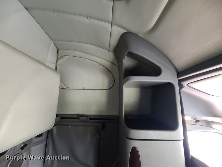 image for item IF9448 2016 Peterbilt 587  semi truck