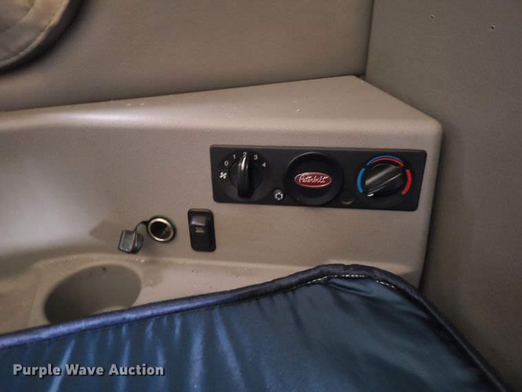 image for item IF9448 2016 Peterbilt 587  semi truck