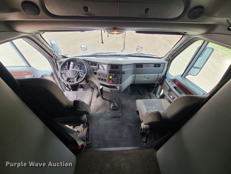 image for item IF9448 2016 Peterbilt 587  semi truck