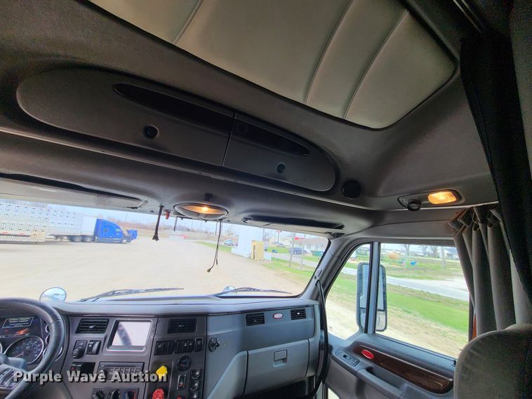 image for item IF9448 2016 Peterbilt 587  semi truck