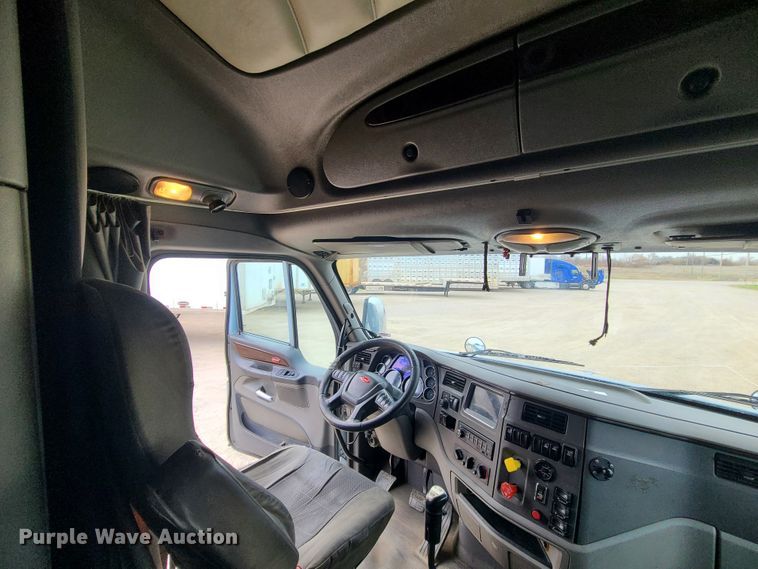 image for item IF9448 2016 Peterbilt 587  semi truck