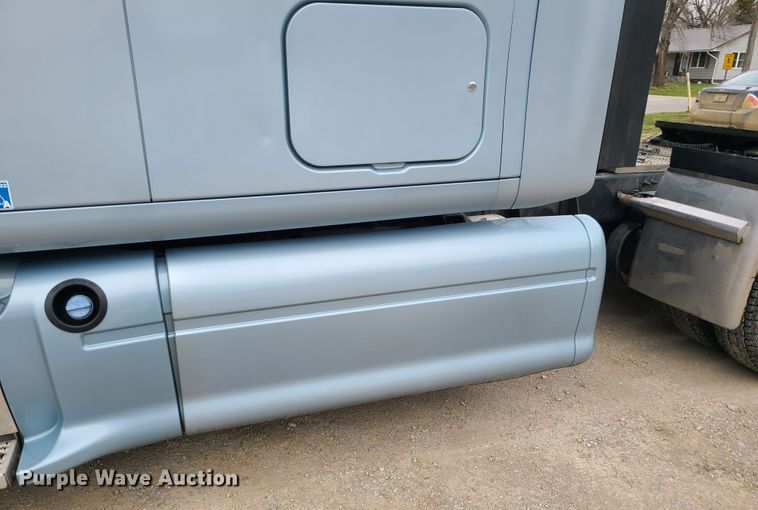 image for item IF9448 2016 Peterbilt 587  semi truck