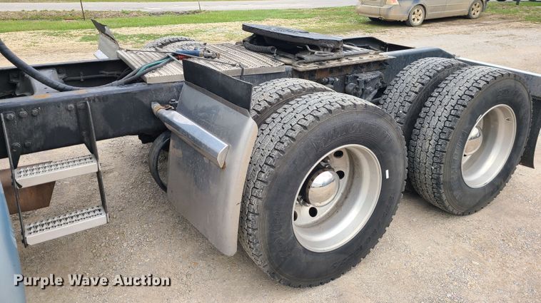 image for item IF9448 2016 Peterbilt 587  semi truck