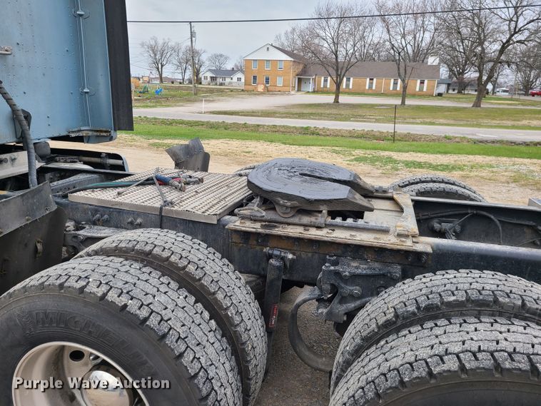 image for item IF9448 2016 Peterbilt 587  semi truck