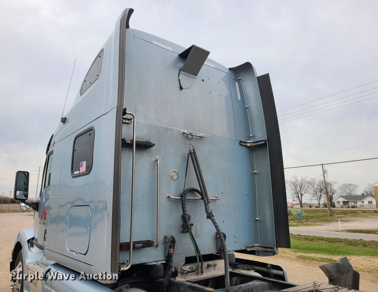 image for item IF9448 2016 Peterbilt 587  semi truck