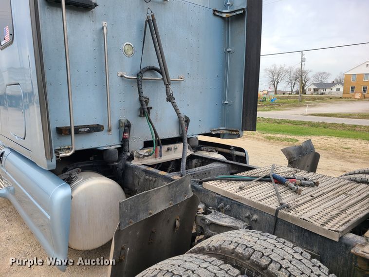 image for item IF9448 2016 Peterbilt 587  semi truck