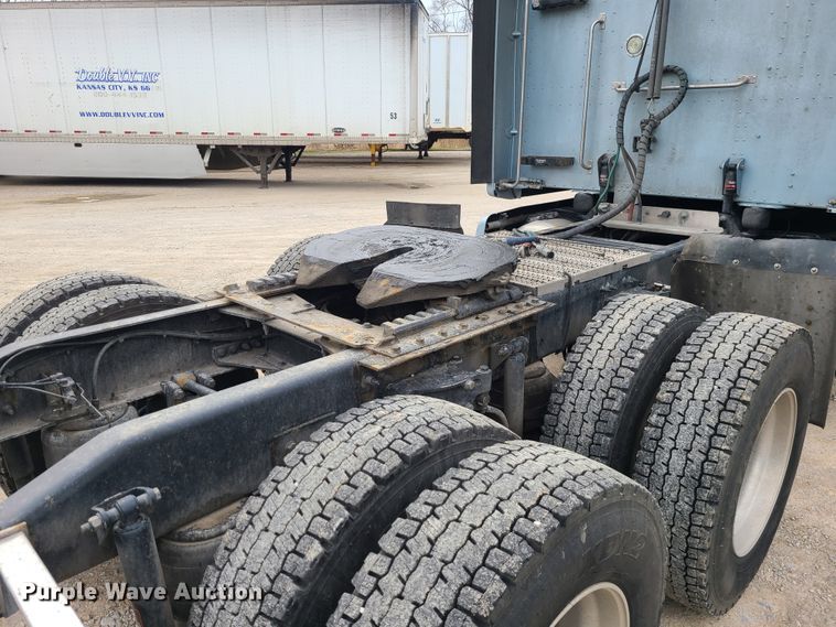 image for item IF9448 2016 Peterbilt 587  semi truck