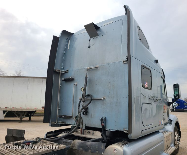 image for item IF9448 2016 Peterbilt 587  semi truck