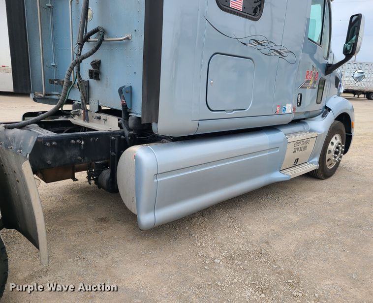 image for item IF9448 2016 Peterbilt 587  semi truck