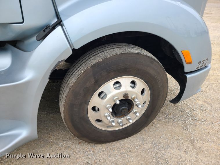 image for item IF9448 2016 Peterbilt 587  semi truck