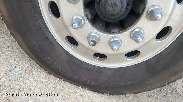 image for item IF9448 2016 Peterbilt 587  semi truck