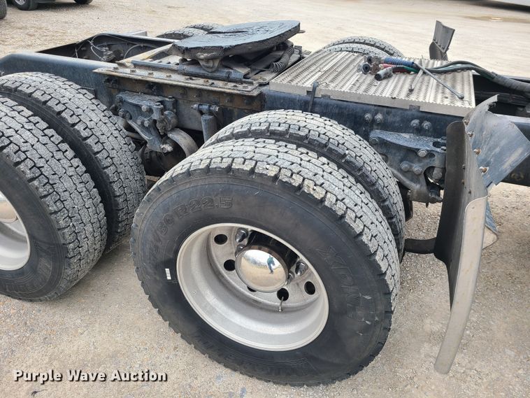 image for item IF9448 2016 Peterbilt 587  semi truck