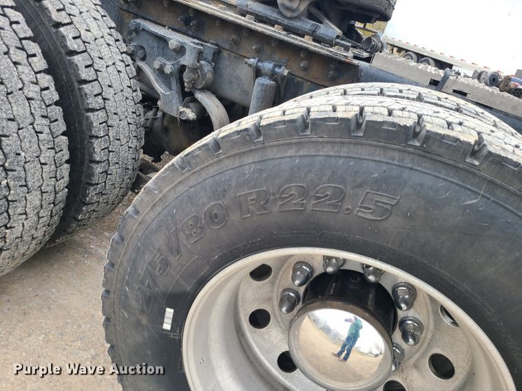 image for item IF9448 2016 Peterbilt 587  semi truck