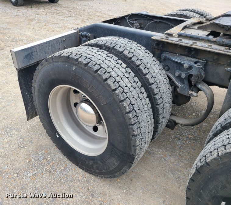 image for item IF9448 2016 Peterbilt 587  semi truck