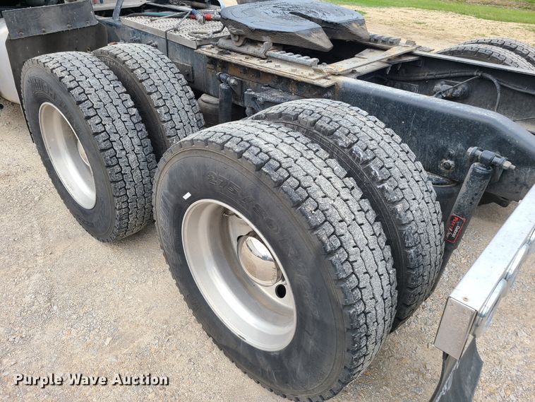 image for item IF9448 2016 Peterbilt 587  semi truck