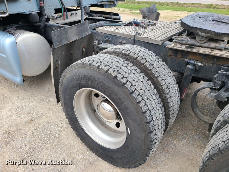 image for item IF9448 2016 Peterbilt 587  semi truck