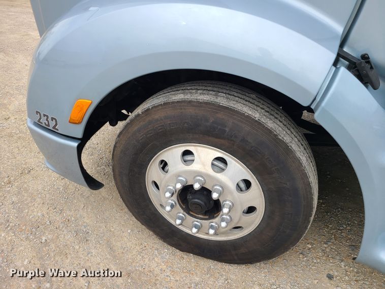 image for item IF9448 2016 Peterbilt 587  semi truck