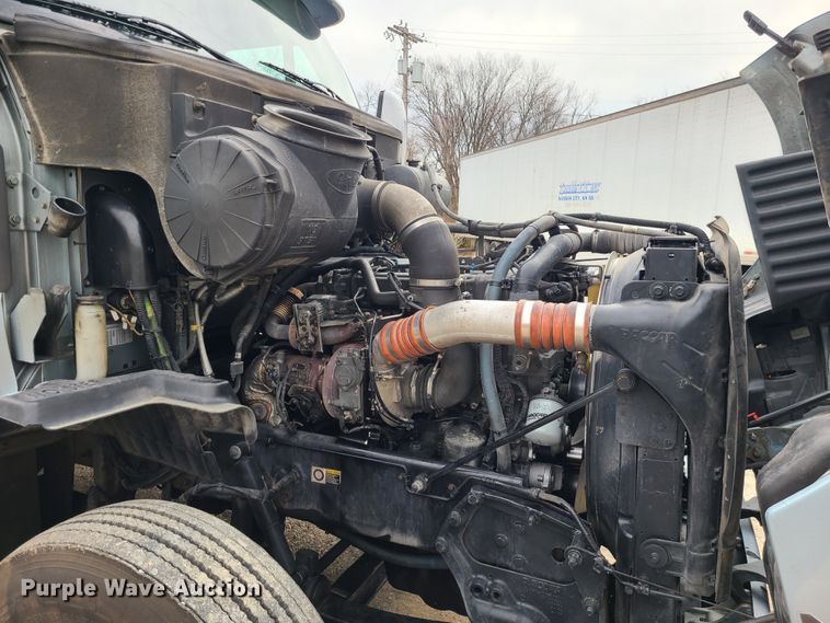 image for item IF9448 2016 Peterbilt 587  semi truck