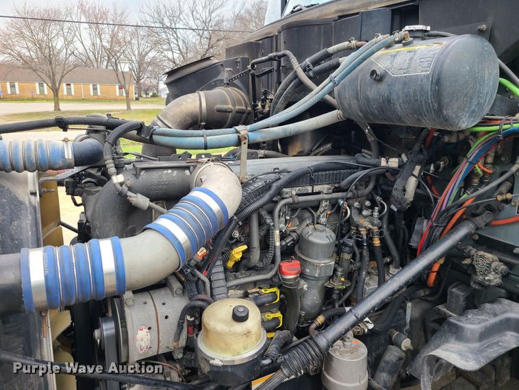 image for item IF9448 2016 Peterbilt 587  semi truck