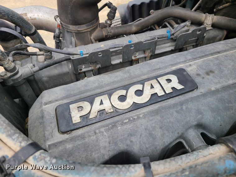 image for item IF9448 2016 Peterbilt 587  semi truck