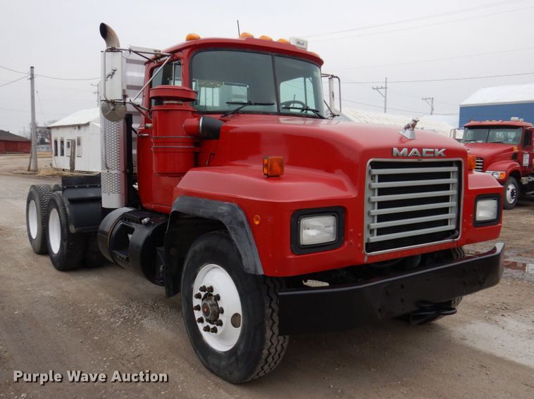 image for item IM9851 2002 Mack RD Series  semi truck