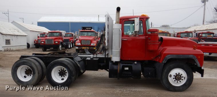 image for item IM9851 2002 Mack RD Series  semi truck